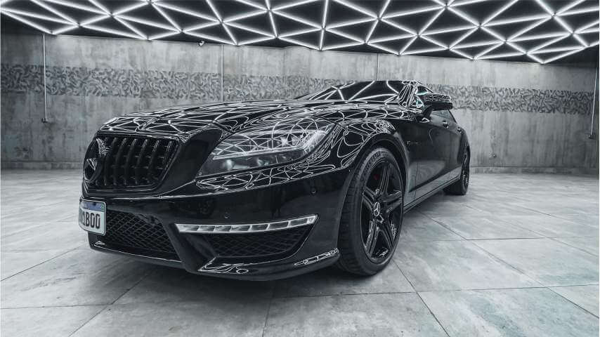 Carro coberto de espuma durante lavagem detalhada