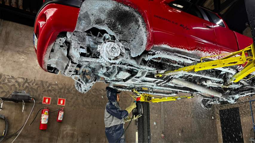 Detalhamento técnico do motor e chassi de um veículo