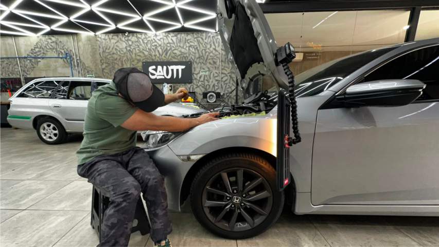 Picape branca finalizada no interior da oficina da Sautt