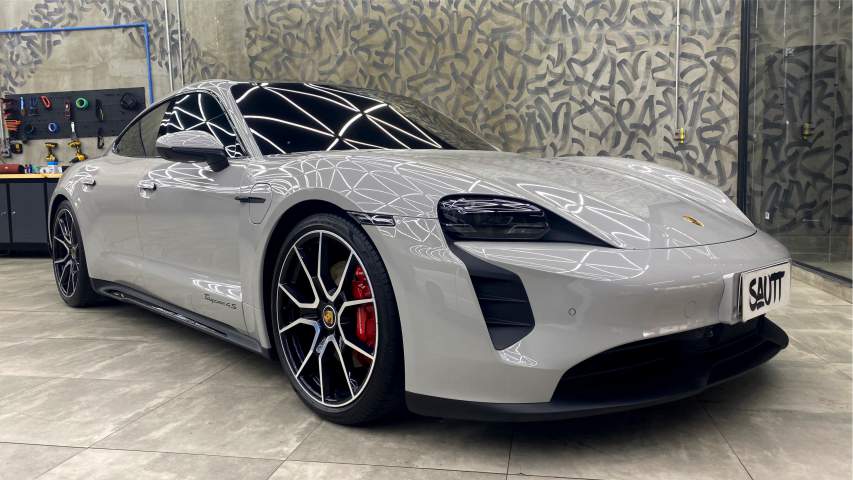 Detalhe da carroceria protegida de um veículo premium